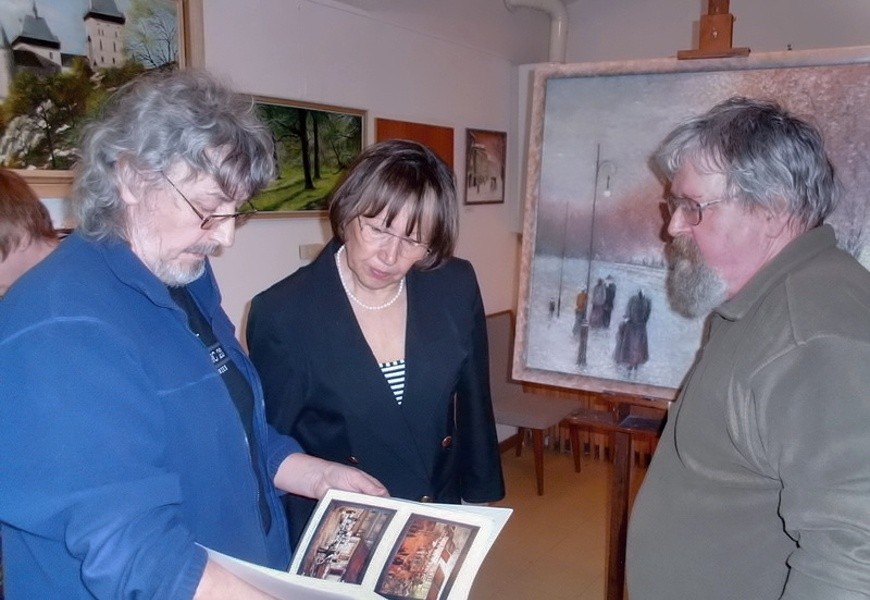 2.-mam-tu-nabidku-obrazu--galeristka-pani-mag.-iva-sachova--vpravo-pan-rndr.-martin-lang.jpg