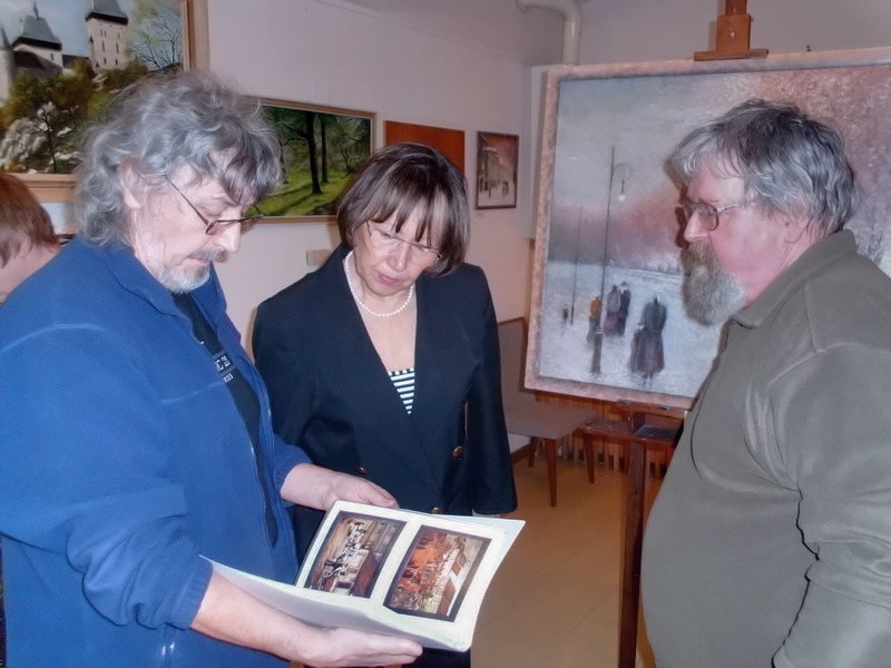 Mám tu nabídku obrazů (galeristka paní Mag. Iva Šachová, vpravo 